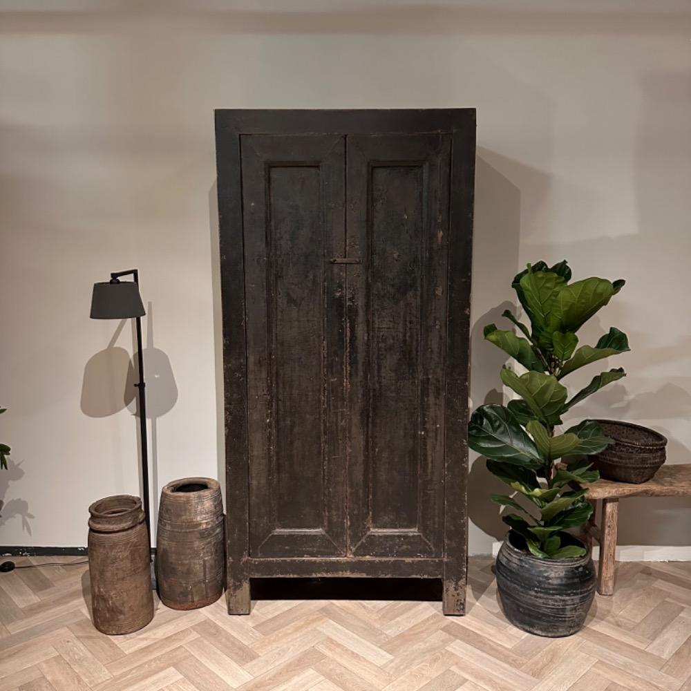 Stoere unieke 2 deurskast van oud elm hout old black