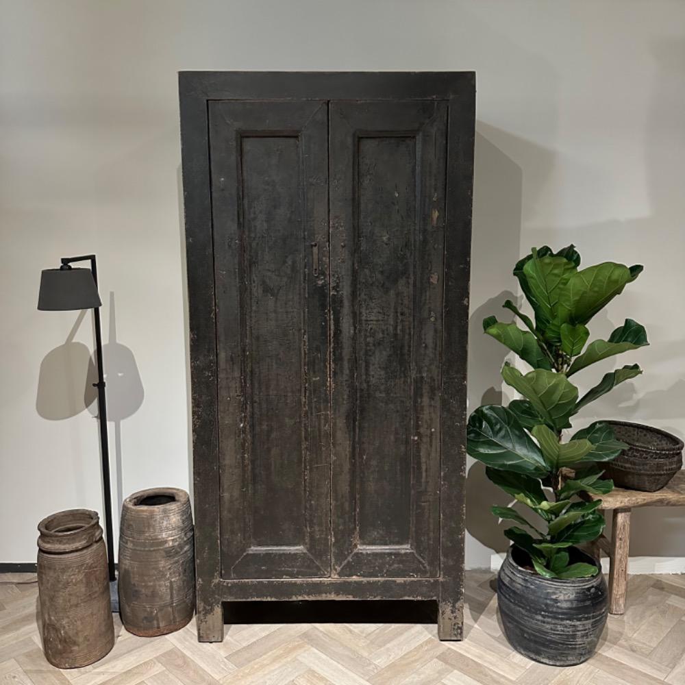 Stoere unieke 2 deurskast van oud elm hout old black