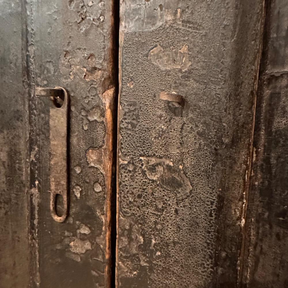 Stoere unieke 2 deurskast van oud elm hout old black