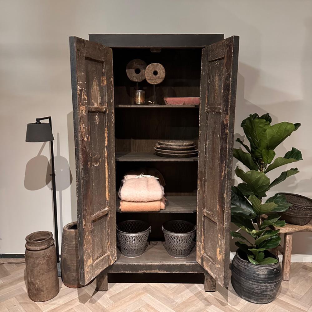 Stoere unieke 2 deurskast van oud elm hout old black