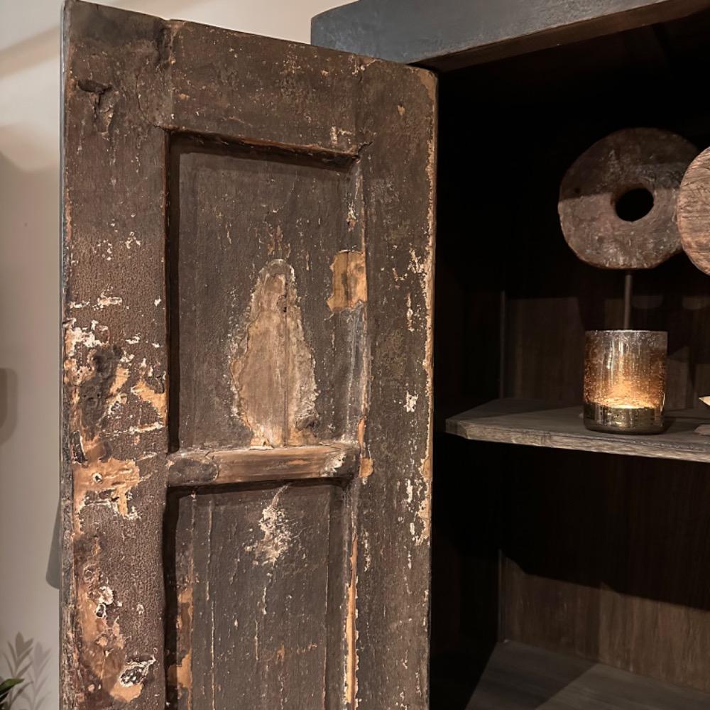 Stoere unieke 2 deurskast van oud elm hout old black