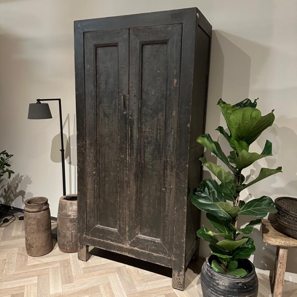 Stoere unieke 2 deurskast van oud elm hout old black