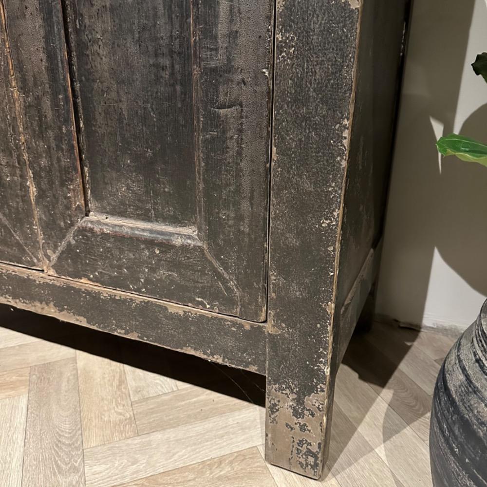 Stoere unieke 2 deurskast van oud elm hout old black