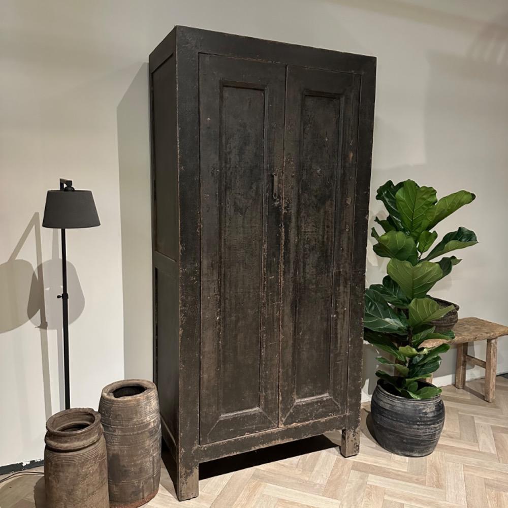 Stoere unieke 2 deurskast van oud elm hout old black