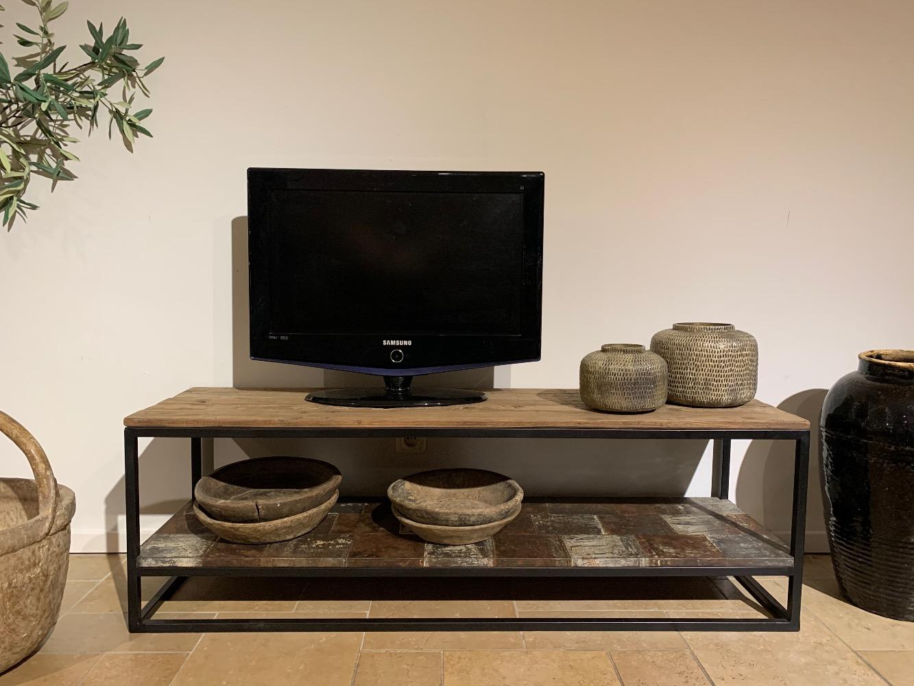 Tv kast met staal onderblad