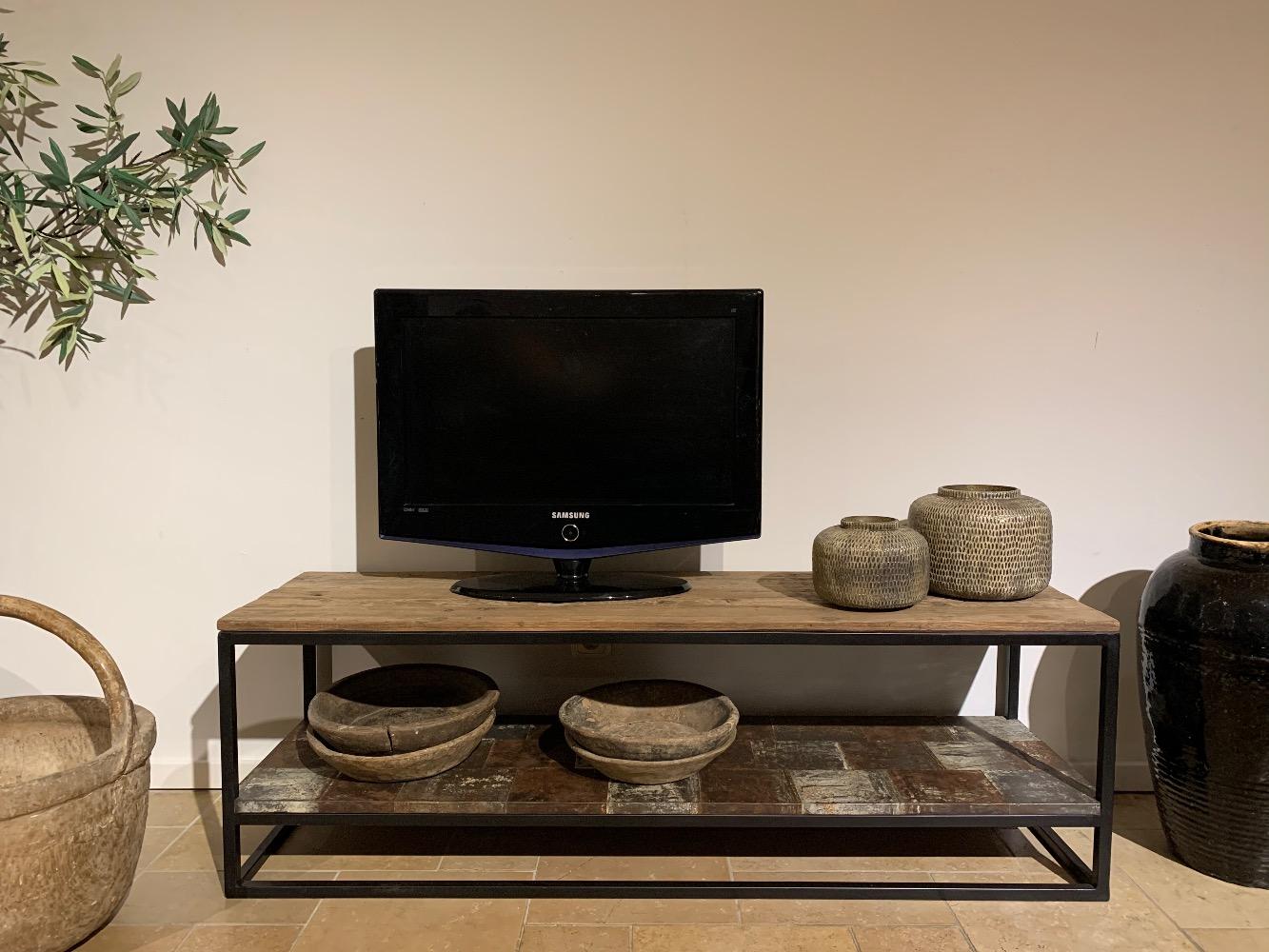 Tv kast met staal onderblad