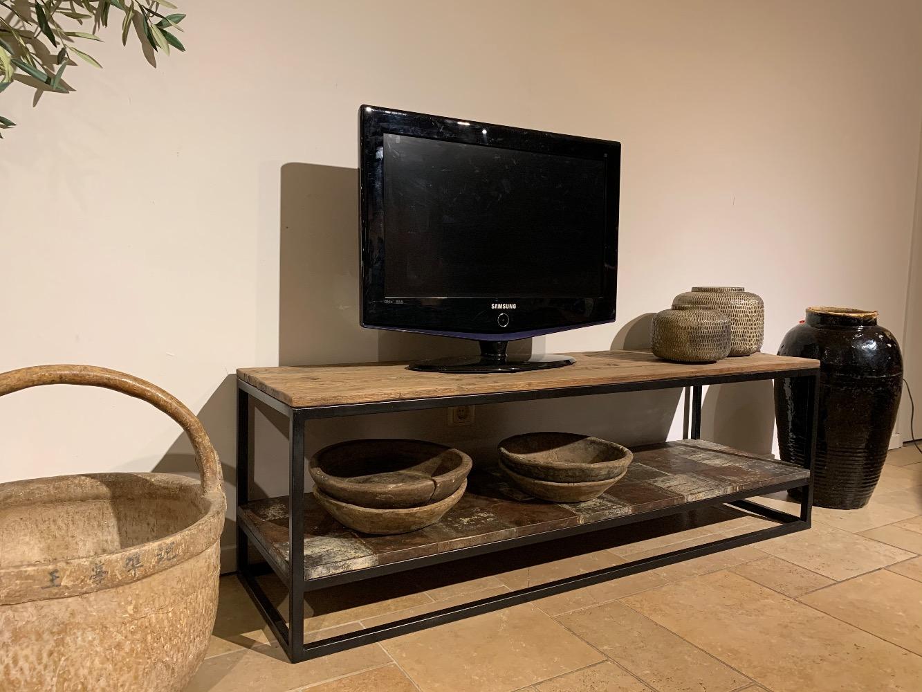 Tv kast met staal onderblad