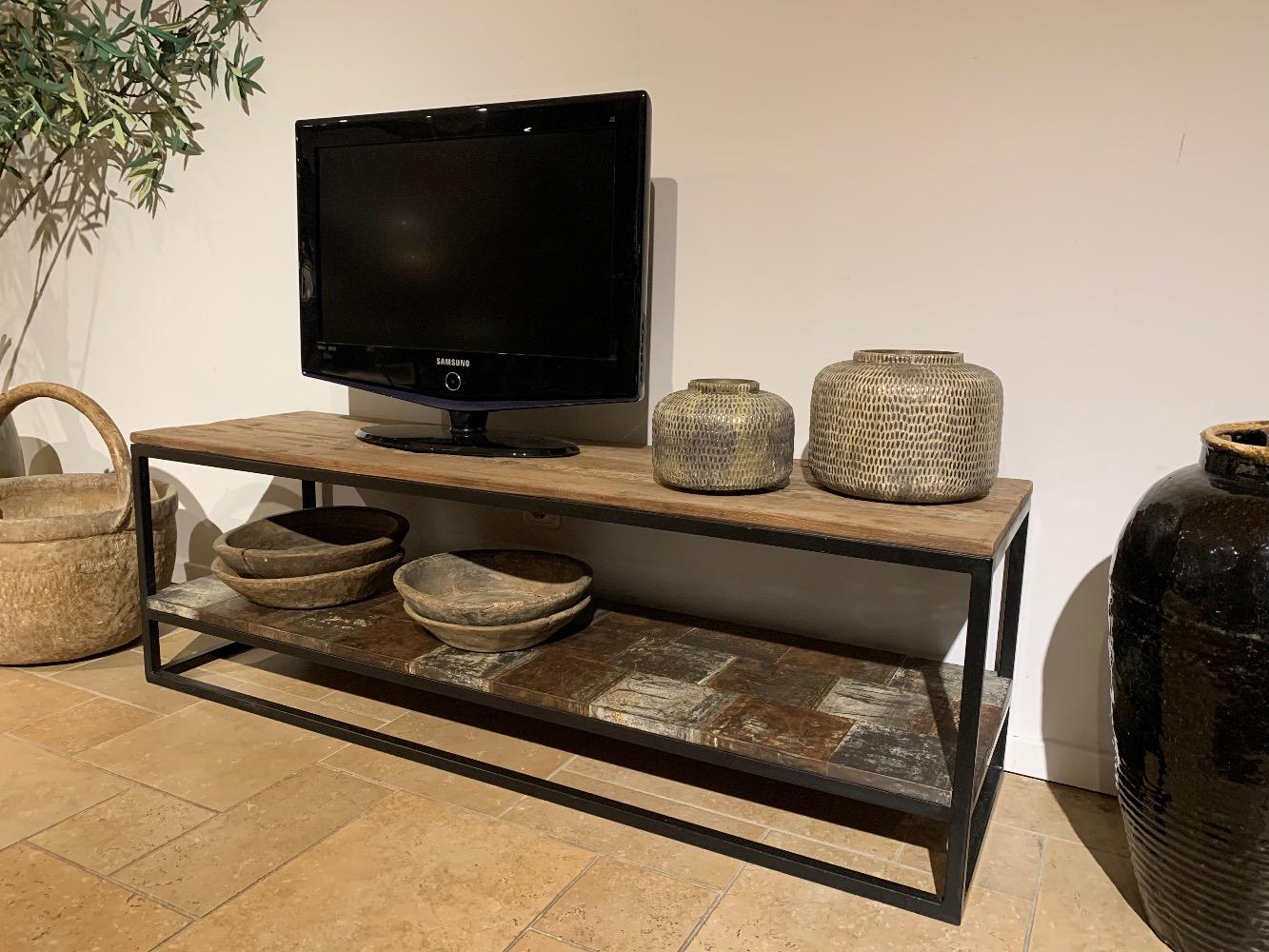 Tv kast met staal onderblad