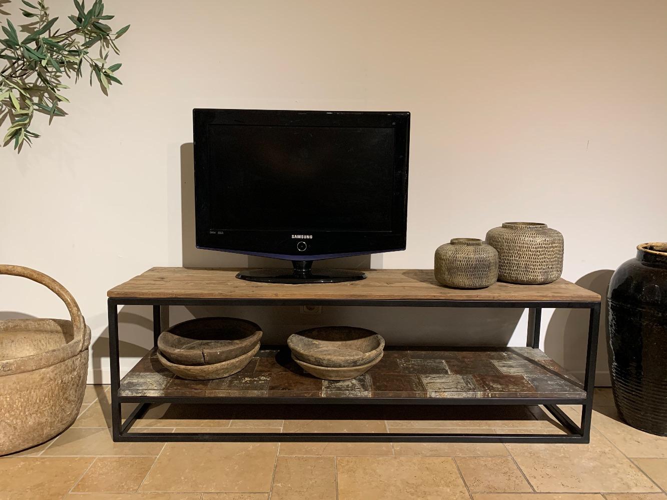 Tv kast met staal onderblad