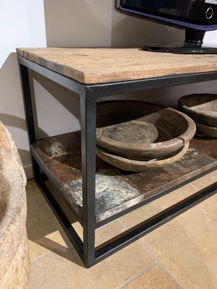 Tv kast met staal onderblad