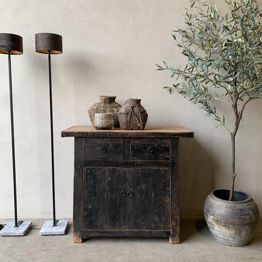 Uniek Chinees smal dressoir oud zwart 