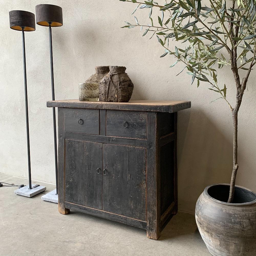 Uniek Chinees smal dressoir oud zwart 