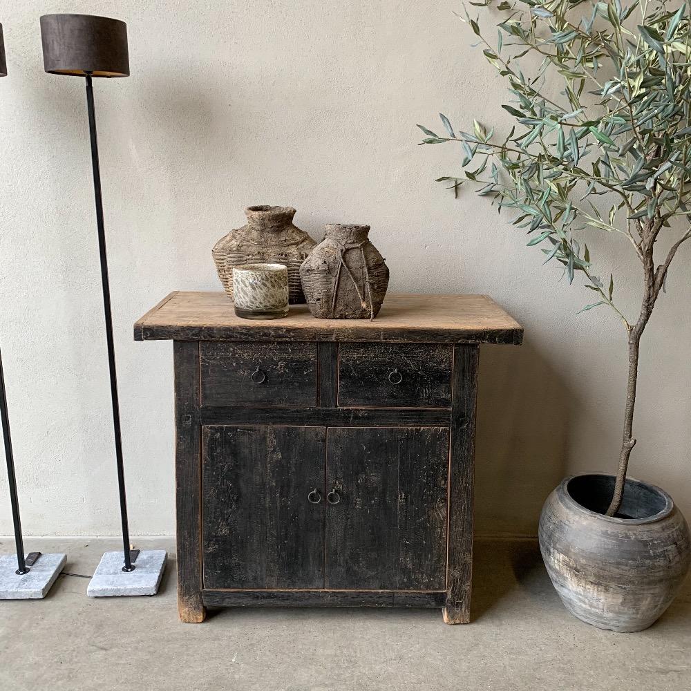 Uniek Chinees smal dressoir oud zwart 