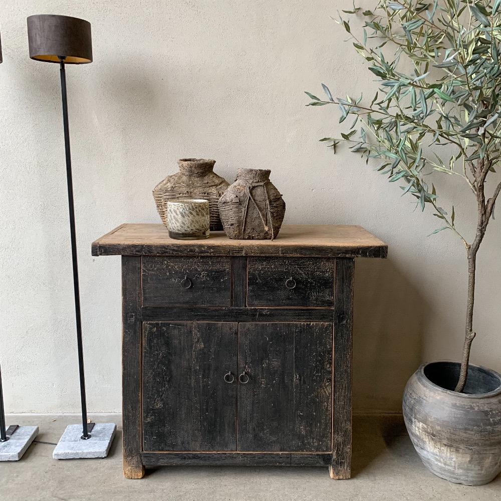 Uniek Chinees smal dressoir oud zwart 