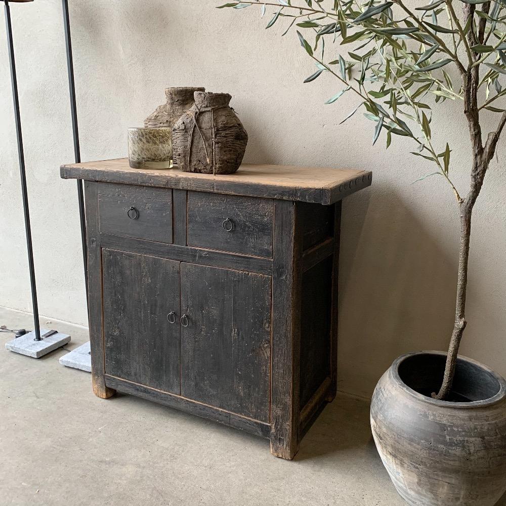 Uniek Chinees smal dressoir oud zwart 