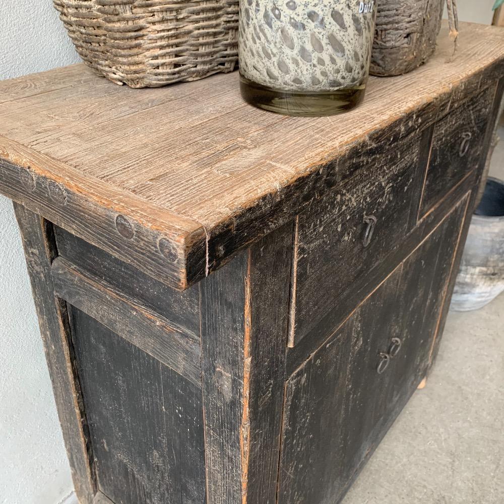 Uniek Chinees smal dressoir oud zwart 