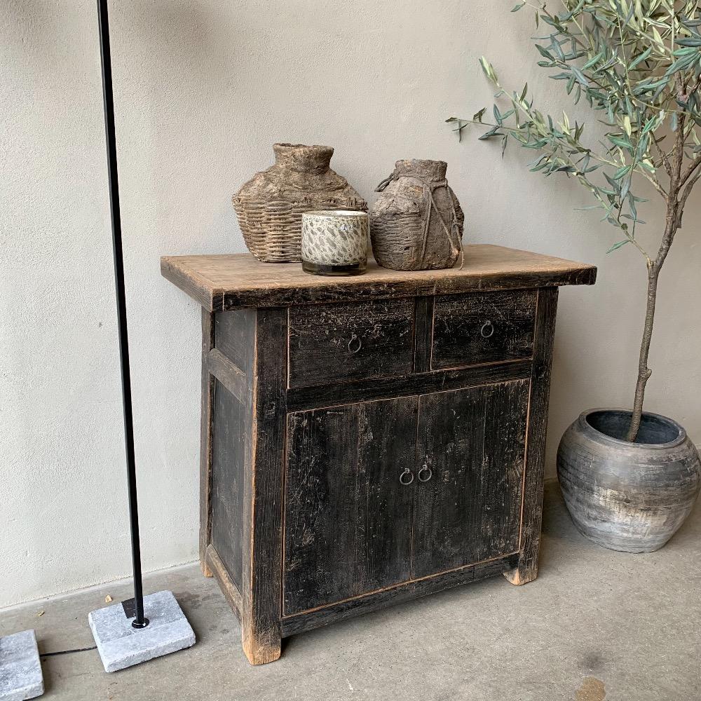 Uniek Chinees smal dressoir oud zwart 