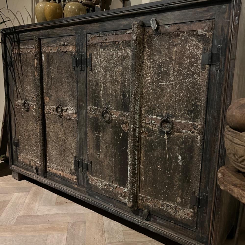 Uniek dressoir India 4 deurs old black
