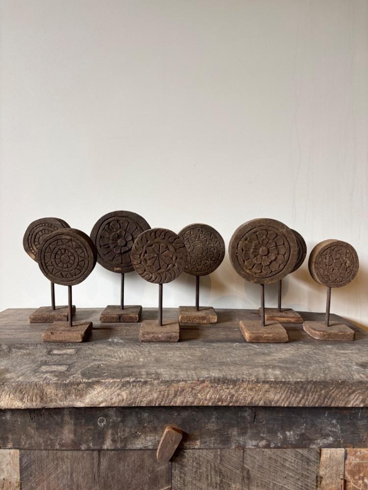 Unieke houten ornamenten op voet