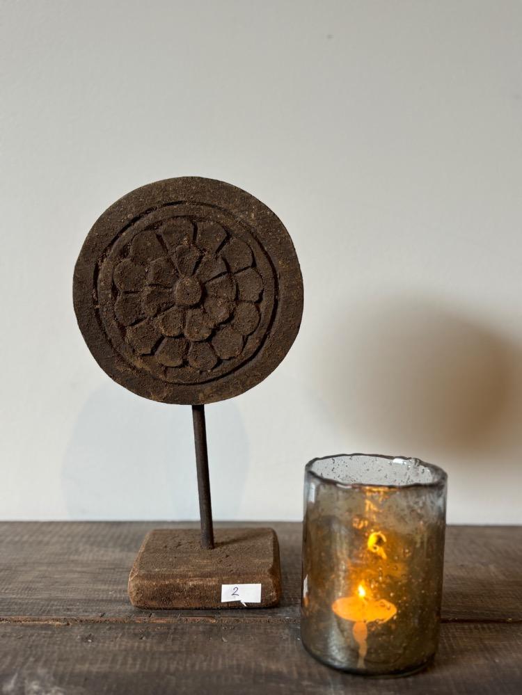 Unieke houten ornamenten op voet