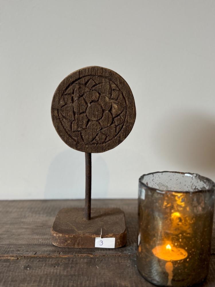 Unieke houten ornamenten op voet
