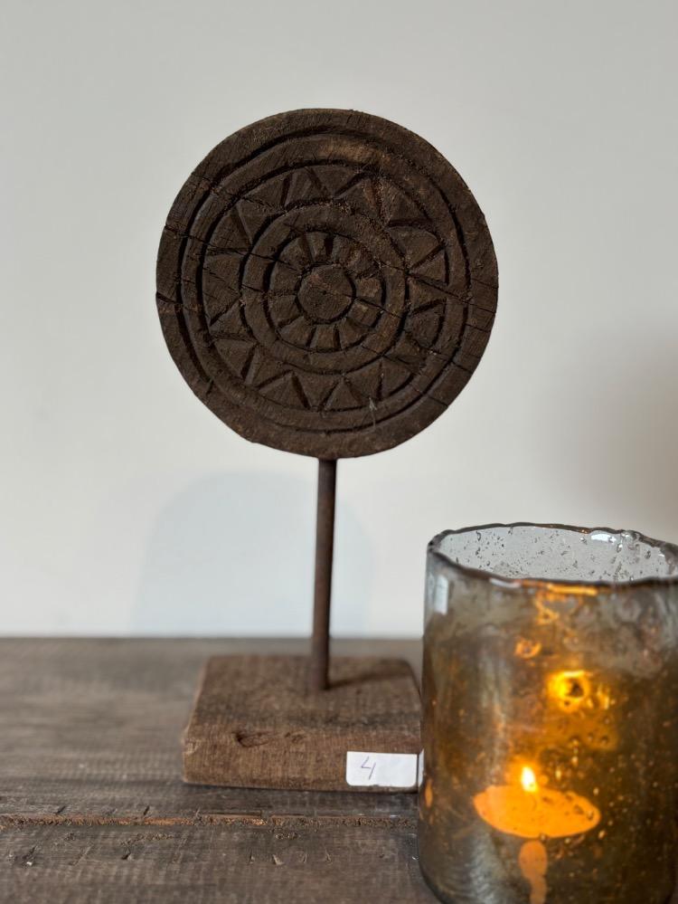 Unieke houten ornamenten op voet