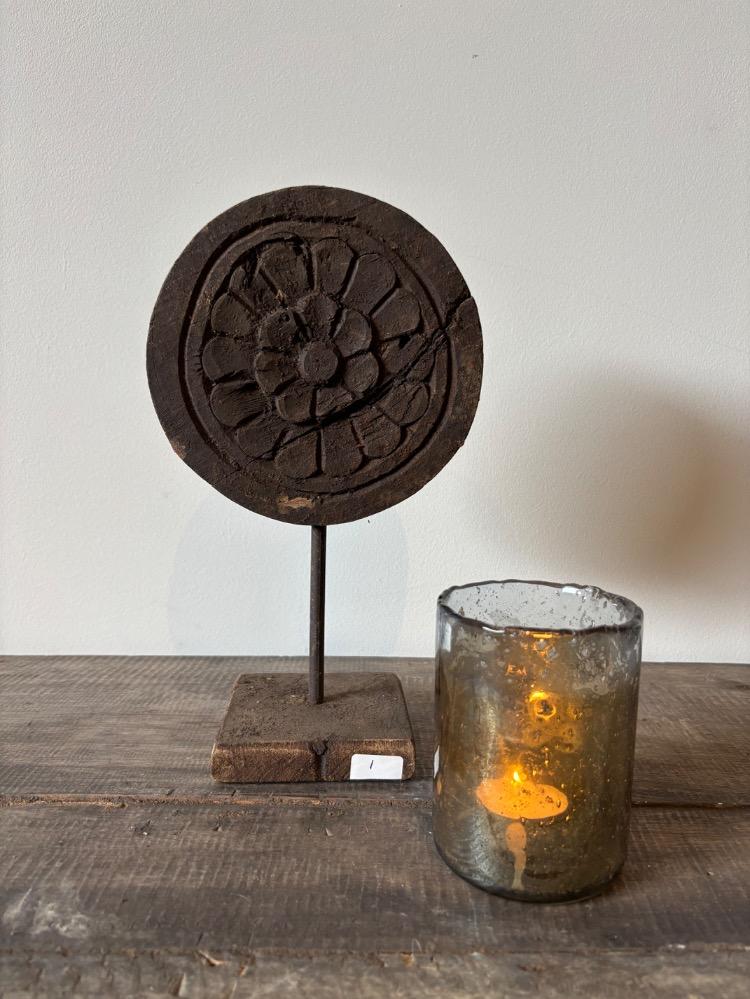 Unieke houten ornamenten op voet