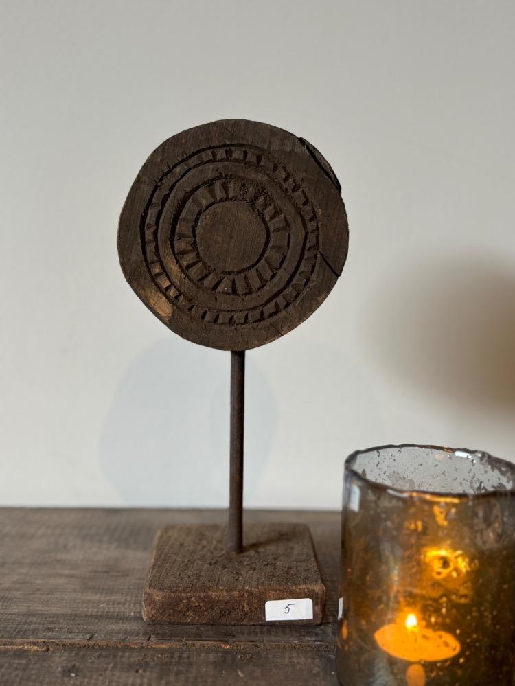 Unieke houten ornamenten op voet
