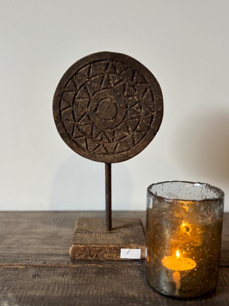 Unieke houten ornamenten op voet