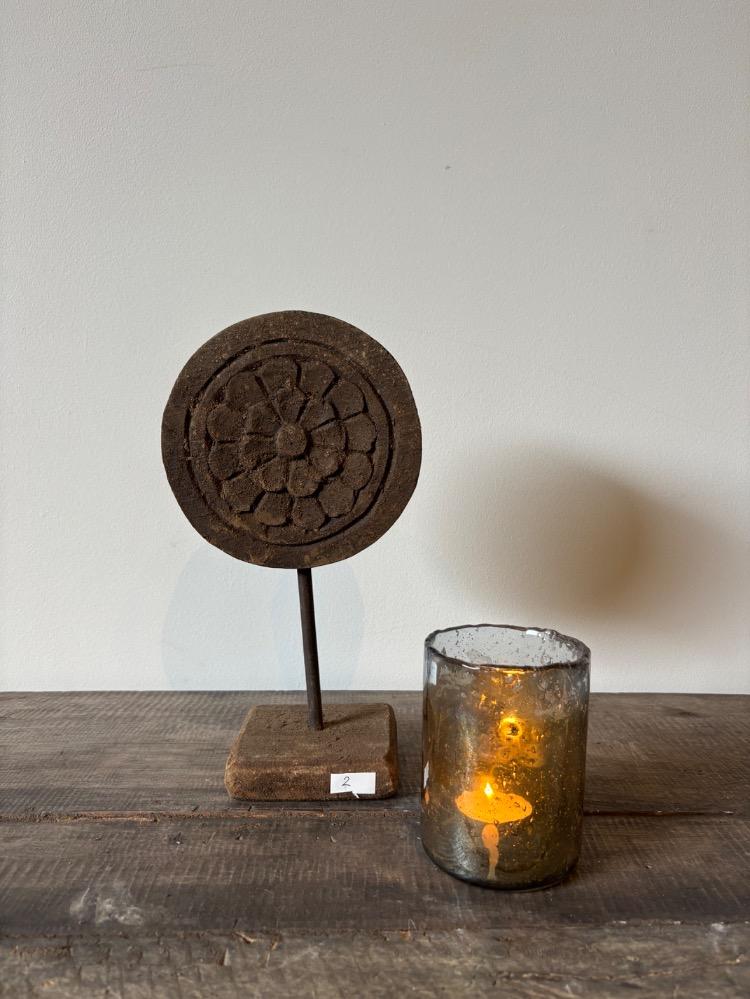 Unieke houten ornamenten op voet