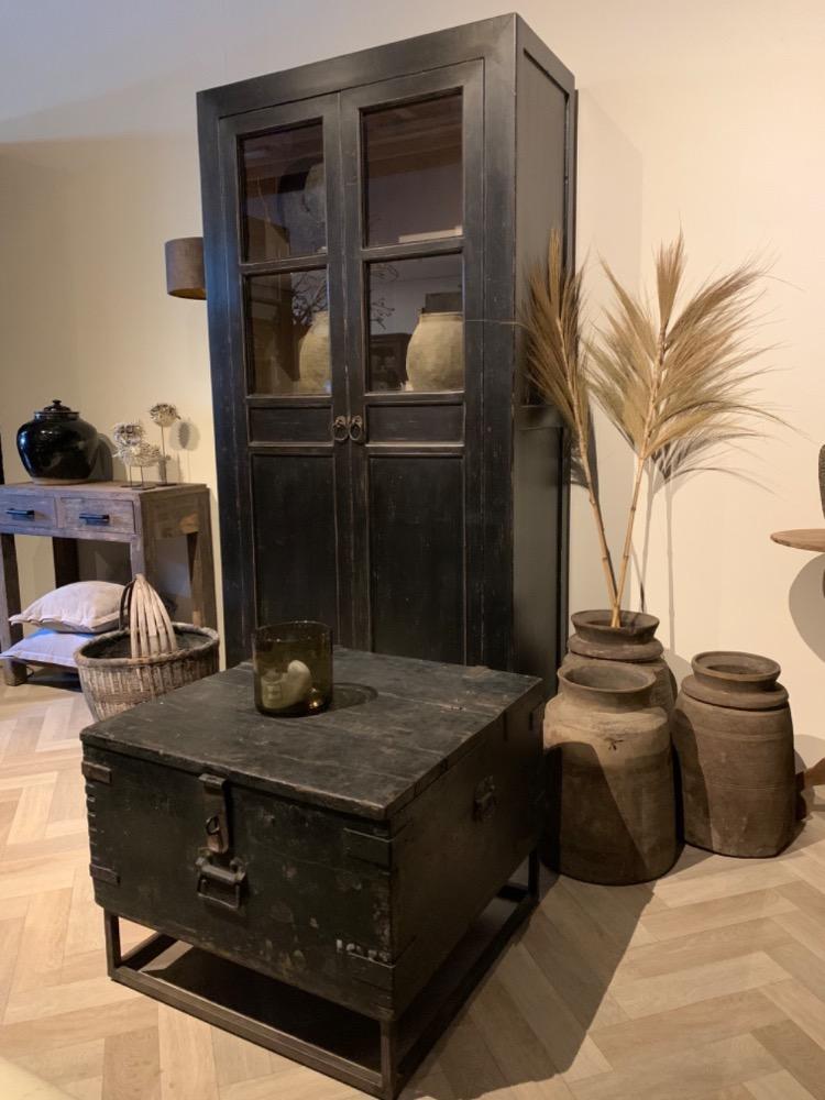 Zwarte oude salon kist met onderstel zwart