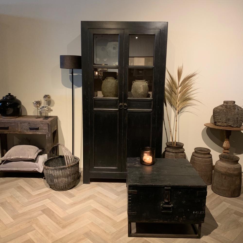 Zwarte oude salon kist met onderstel zwart