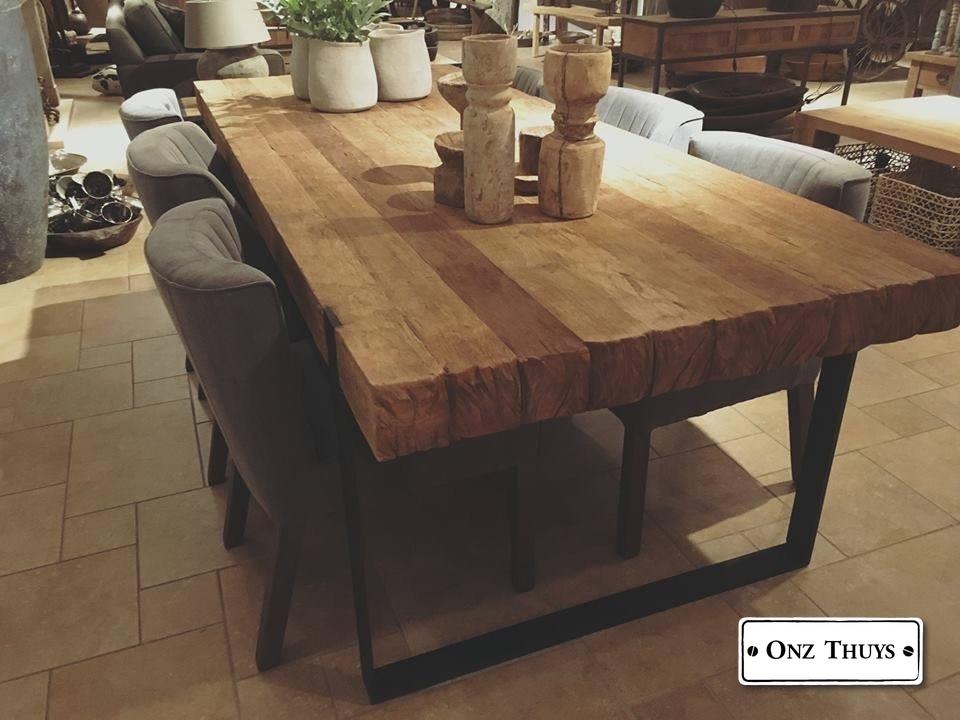 Robuuste teak tafel met een rustiek tafelblad , mooi gecombineerd met een zwarte stalen - Tafels - Onz Thuys