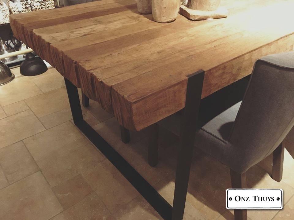 gevaarlijk Verspreiding Kostbaar Robuuste teak tafel met een rustiek tafelblad , mooi gecombineerd met een  industriële zwarte stalen onderstel - Tafels - Onz Thuys